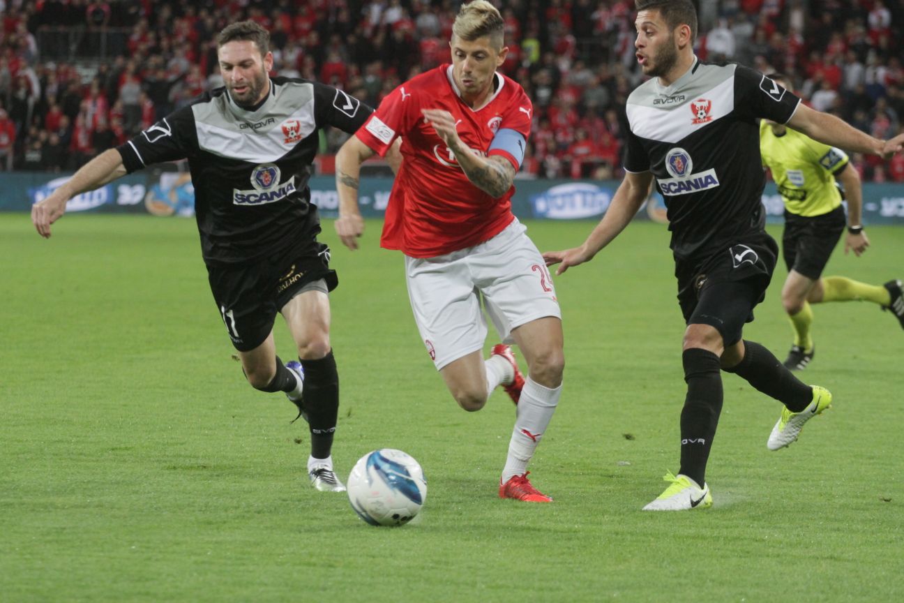 מאור מליקסון מפלס דרך בין שני שחקני סכנין. בישל את השער השני (צילום: בן בודה)